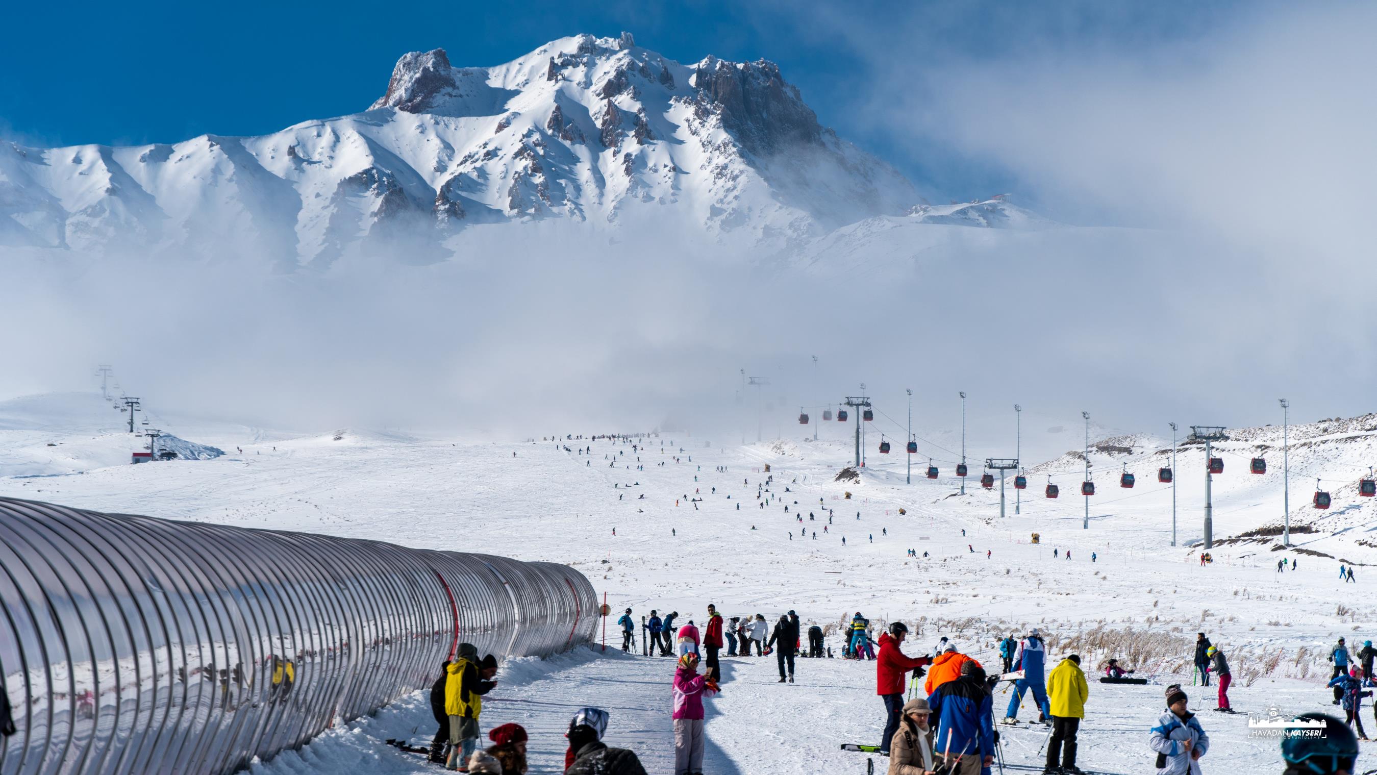 Türkiye'nin önemli kış turizm merkezlerinden Erciyes Kayak Merkezi'nde kayak sezonu açıldı.