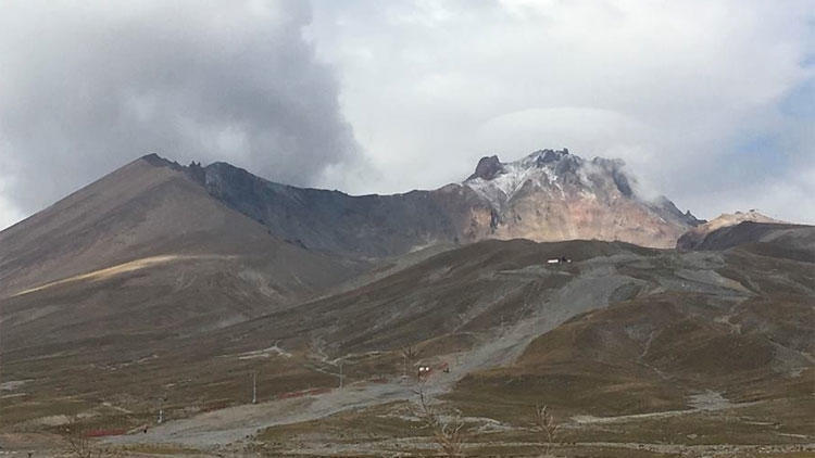 Türkiye'nin önemli turizm merkezlerinden biri olan Erciyes Dağı'na mevsimin ilk karı yağdı. 
